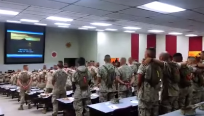 Soldados cantan "Días de Elías" 